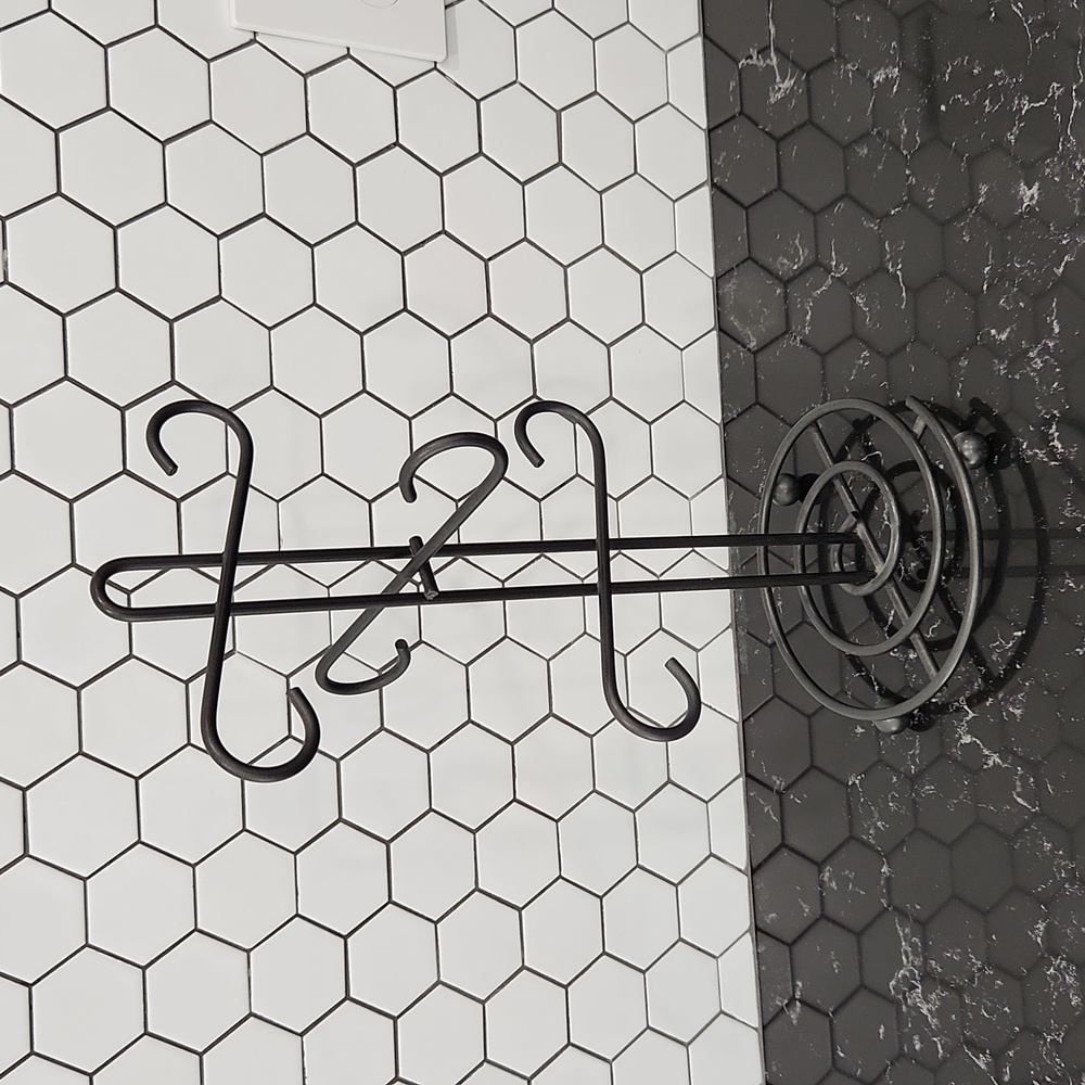 Black Metal Jewelry Hanger